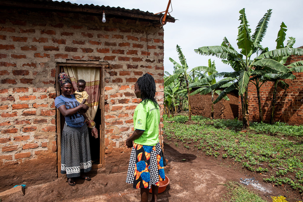 Phiona, qui travaille comme mère pair au centre de santé Rugaga IV en Ouganda, rend visite à une cliente et à son fils à leur domicile, qui ont bénéficié d'une formation et d'un soutien pour mettre au monde des bébés exempts de VIH.